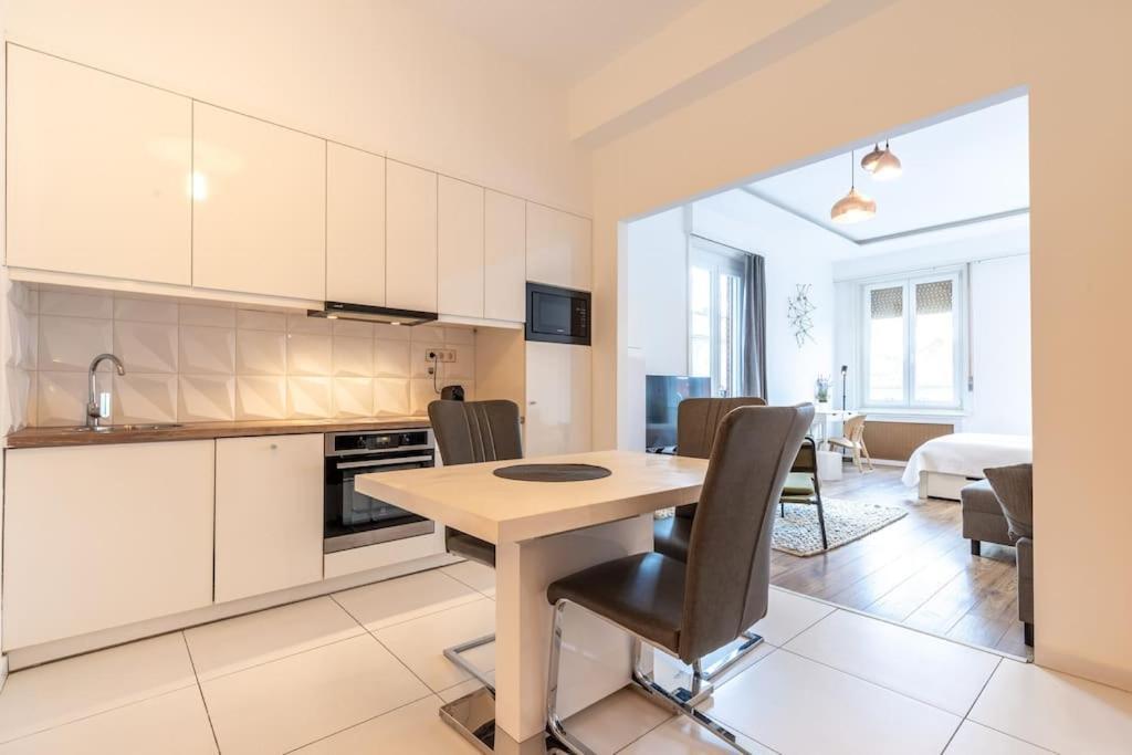 Midtown Gleaming Apartment Budapest Exterior photo